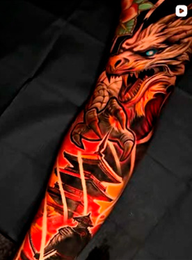 Tatuaje de dragón con detalles rojos