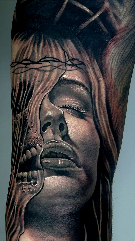 Tatuaje estilo Realismo: Rostro y calavera